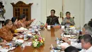 Presiden Joko Widodo (kiri menghadap lensa) bersama Wapres Jusuf Kalla (kanan) memimpin rapat terbatas kabinet di Istana Bogor, Senin (16/2/2015). Suasana rapat yang membahas pengembangan pariwisata Indonesia. (Liputan6.com/Faizal Fanani)
