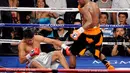 Floyd Mayweather Jr. saat memukul KO Victor Ortiz di ronde 4 untuk merebut gelar juara dunia Kelas Welter WBC. 17 September 2011. (AFP).