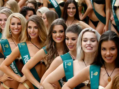 Kontestan Miss Earth 2018 berpose di tepi kolam renang selama presentasi media di Manila, Filipina, Kamis (11/10). Sebanyak 88 wanita cantik dari berbagai negara mengikuti kontes bertema tahun ini, dunia bebas plastik. (AP/Bullit Marquez)