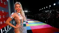 Miley Cyrus saat tiba untuk menghadiri ajang bergengsi MTV VMA 2015 yang digelar di Microsoft Theatre, Los Angeles, California, AS (30/8/2015). (REUTERS/ Mario Anzuoni)