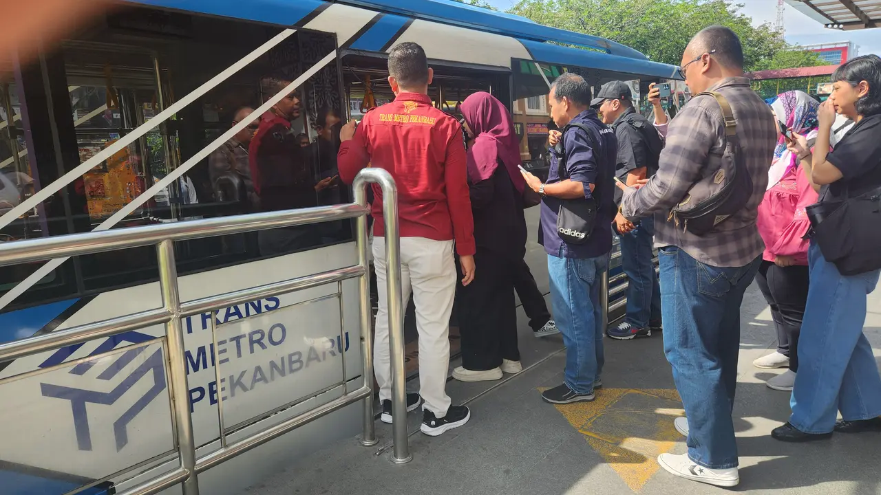 Sejumlah penumpang saat menggunakan Trans Metro Pekanbaru sebagai sarana transportasi umum di Pekanbaru, Riau. (Liputan6.com/Dicky Agung Prihanto)