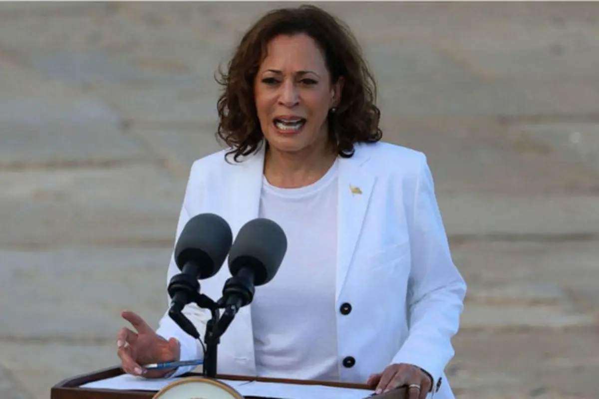 Wakil Presiden Amerika Serikat (AS) Kamala Harris berbicara di Cape Coast Castle, Ghana pada 28 Maret 2023. (AFP/Nipah Dennis)