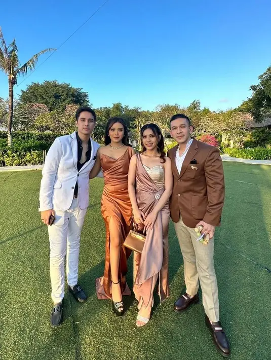<p>Beberapa selebriti menghadiri pernikahan Gritte dan Arif. Momen Brisia Jodie bersama kekasih Anthonio Marchelin Hardianto. Brisia terlihat anggun dengan high slit dress bernuansa caramel. Hadir juga mantan artis cilik Jordie Onsu bersama kekasih. [Instagram/brisialova_smg]</p>