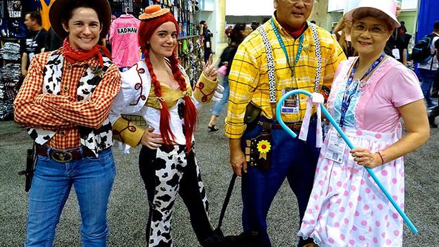 Tua-Tua Keladi, Ini Gaya Unik Cosplayer Pensiunan yang Gaul