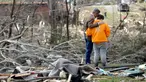 Gubernur Tennessee Bill Lee (kiri) berdoa bersama Kayla Cowen yang sedang mencari tetangganya setelah tornado menerjang Cookeville, Tennessee, Amerika Serikat, Selasa (3/3/2020). Tornado yang menerjang Tennessee menewaskan 25 orang. (AP Photo/Mark Humphrey)