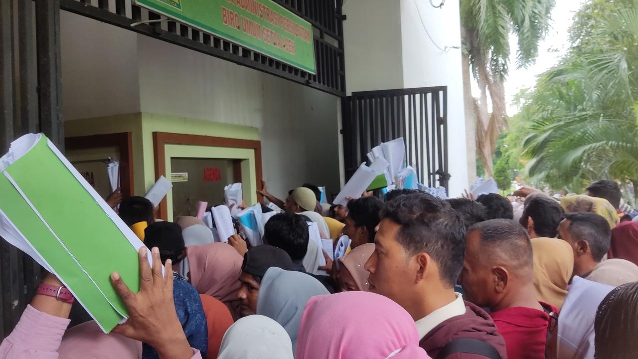 Warga Ramai-Ramai 'Geruduk' Kantor Gubernur Aceh karena Isu Pembagian Bantuan Ternyata Hoaks
