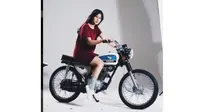 Milea saat berpose di atas CB 100 yang dipakai Dilan dalam film Dilan 1990 (instagram @iqbaal.e)