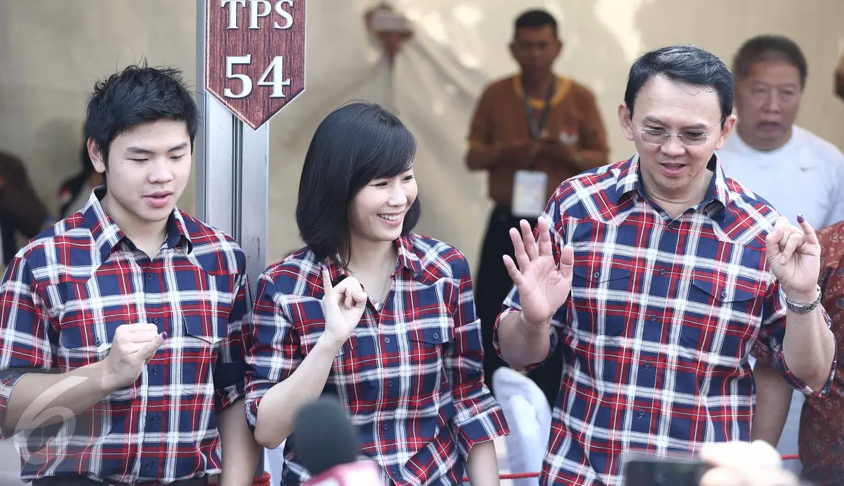 Cagub DKI Jakarta, Basuki T Purnama dan keluarga menunjukkan tinta usai mencoblos pada Pilkada DKI 2017 di TPS 054 Pantai Mutiara, Jakarta Utara, Rabu (15/2). (Liputan6.com/Faizal Fanani)