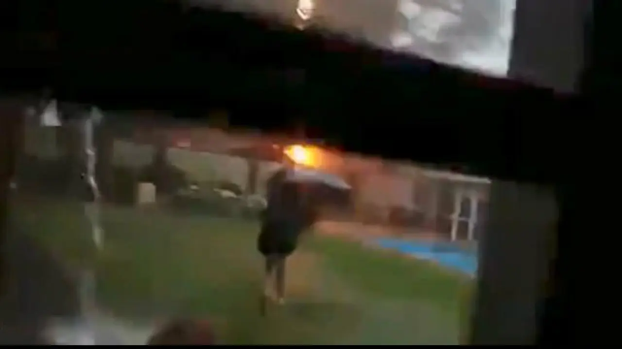 Bocah selamat meski tersambar petir. (Live Leak)