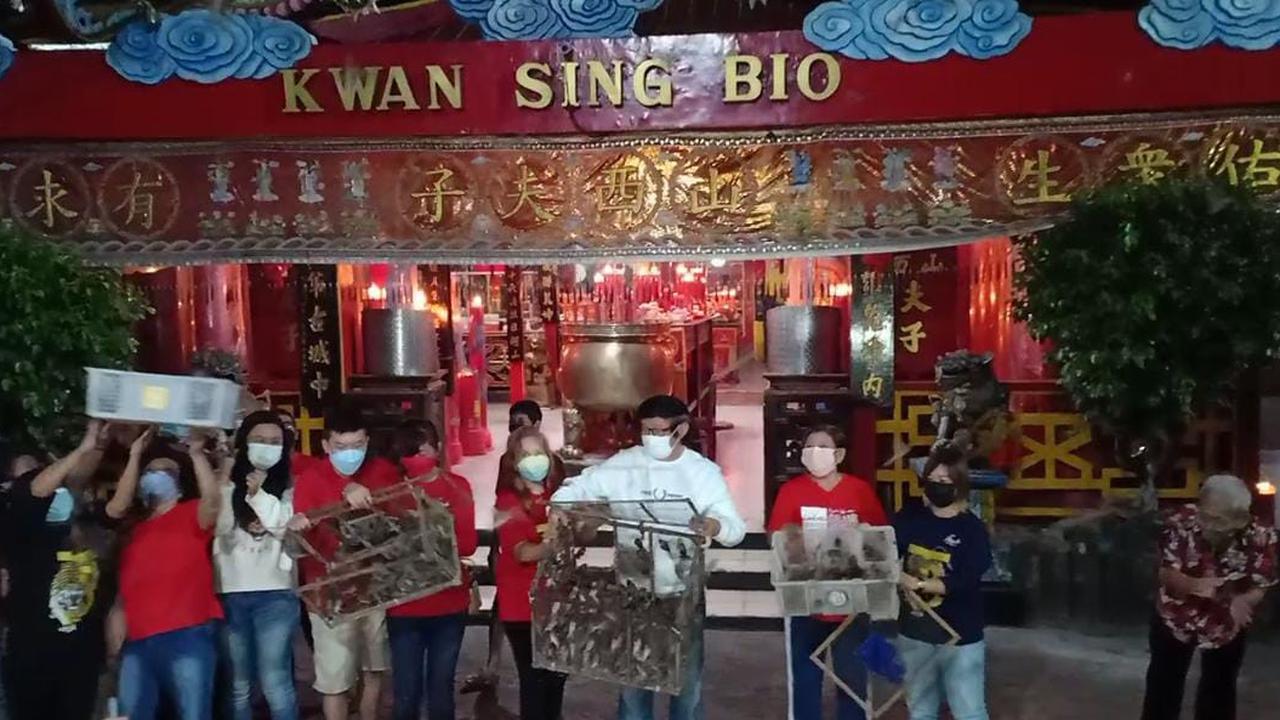 Pelepasan 888 burung di malam menjelang pergantian tahun baru China atau Imlek 2573 di Tempat Ibadah Tri Dharma (TITD) Kwan Sing Bio Tuban. (Ahmad Adirin/Liputan6.com)