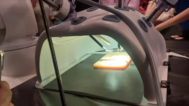 Demo proses bedah robotik hinotori™ di Mahkota Medical Centre, Melaka