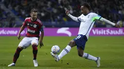 Gelandang Al Hilal, Andre Carrillo berebut bola dengan gelandnag Flamengo Everton Ribeiro dalam duel babak semifinal Piala Dunia Antarklub 2022 di Ibn Batouta Stadium, Rabu (8/2/2023) dini hari WIB.  Al Hilal lolos ke final Piala Dunia Antarklub 2022 usai membungkam Flamengo. (AP Photo/Manu Fernandez)