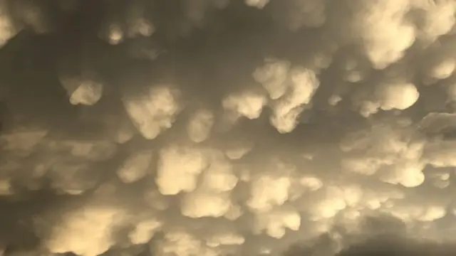 Awan Mammatus terlihat di atas Eastwick