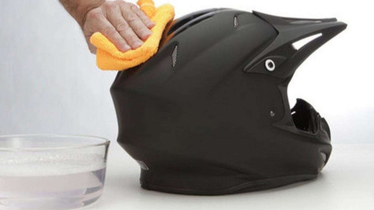 Sering Bau Apek & Bikin Kotor Kepala, ini Cara Ampuh Cuci Helm dengan Tepat