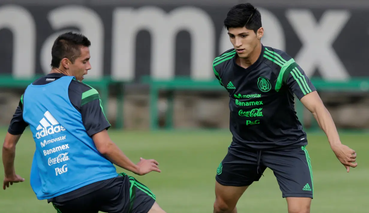 Tangannya diperban ketika diselamatakan oleh petugas, diduga Alan Pulido menjadi korban penculikan kelompok kartel narkoba di Tamaulipas.  (REUTERS/Henry Romero)