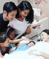 Kebahagiaan masih terus dirasakan Ririn Dwi Ariyanti dan sang suami, Aldi Bragi. Mengingat beberapa hari lalu keduanya baru saja dikaruniai anak ketiga yang berjenis kelamin laki-laki.  (Instagram/ririndwiariyanti)