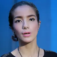 Kiki bahkan ingin memperbaiki rumah tangganya yang beberapa bulan ini sedang mengalami keretakan. Mendengar keinginan itu, Sheila menjawab dengan sinis. (Adrian Putra/Bintang.com)