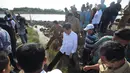 Pria yang akrab disapa Jokowi ini pun tanpa basa-basi langsung menuju tumpukan lumpur di tepi waduk untuk melihat lebih dekat, Jakarta, Rabu (6/8/14). (Liputan6.com/Herman Zakharia) 