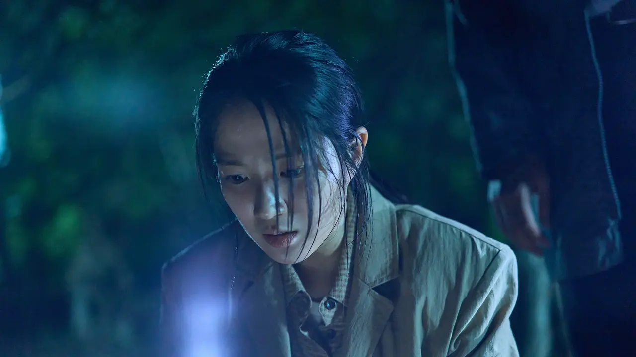 Kim Hye Yoon dalam film Salmokji: Whispering Water. (Showbox via Soompi)