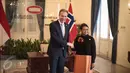 Menteri Luar Negeri RI Retno Marsudi bersalaman dengan Menlu Norwegia Borge Brende saat tiba di Gedung Kemlu Jakarta, Senin (30/5). Pertemuan dalam rangka 2nd Joint Commission for Bilateral Cooperation (JCBC). (Liputan6.com/Faizal Fanani)