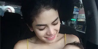 Nikita Mirzani senang menjalani hari-harinya sebagai seorang ibu yang baik bagi si buah hati, Azka Raqila. (via instagram/@nikitamirzanimawardi)