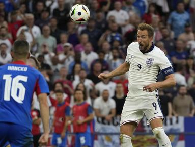 Timnas Inggris nyaris tersingkir di babak 16 besar Euro 2024 saat menghadapi Slovakia di Arena AufSchalke, Gelsenkirchen, Jerman, Minggu (30/6/2024) malam WIB. Tertinggal sejak menit ke-25 melalui gol Ivan Schranz, Three Lions baru mampu menyamakan skor 1-1 melalui Jude Bellingham saat injury time babak kedua memasuki menit kelima. Gol kemenangan pasukan Gareth Southgate dicetak via tandukan kepala Harry Kane pada menit pertama masa perpanjangan waktu. (AP Photo/Antonio Calanni)