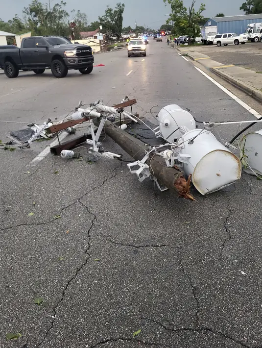 Layanan tersebut mengeluarkan peringatan tornado hingga tengah hari untuk seluruh Walton County barat daya. (Blake Kaplan/The Sun Herald via AP)