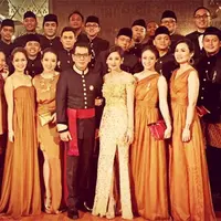 'Terima kasih banyak team @netmediatama yg telah banyak membantu acara pernikahan kami' tulis Wisnutama dalam media soaial miliknya. (Via twitter/@Wishnutama)