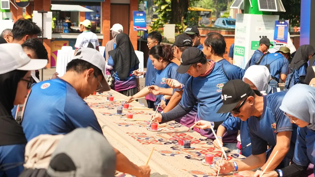 Sebanyak 5.000 orang terdiri memecahkan rekor Museum Rekor-Dunia Indonesia (MURI) melalui aksi membatik massal di atas kantong semen. (Ist)