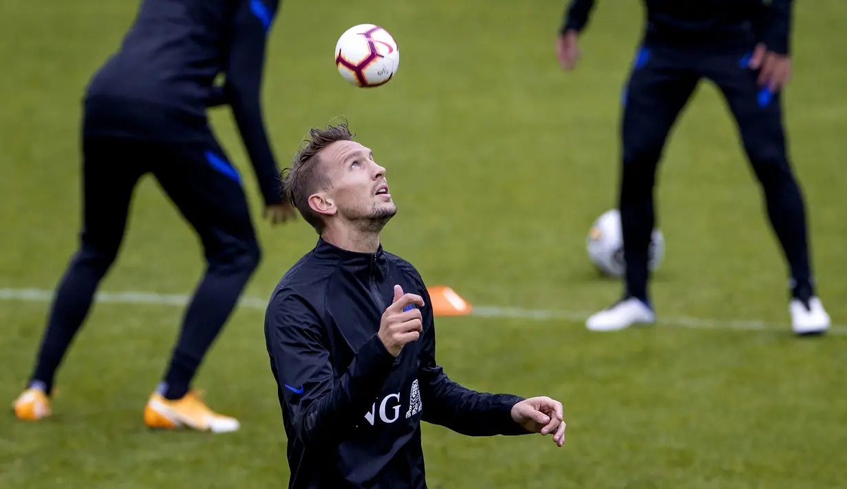 Pemain Belanda Luuk de Jong mengontrol bola saat mengikuti sesi latihan tim di Zeist (5/10/2020). Belanda sedang mempersiapkan pertandingan eksibisi melawan Meksiko kemudian akan bertemu dengan Bosnia dan Herzegovina dan Italia di Lhe Nations League. (AFP/ANP/Olaf Kraak)