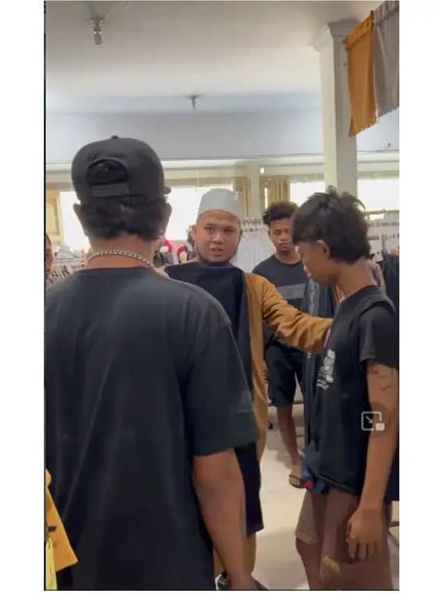 6 Momen Ustaz Ebit Lew Asal Malaysia Beri Baju Muslim ke Anak Vespa di Pekanbaru