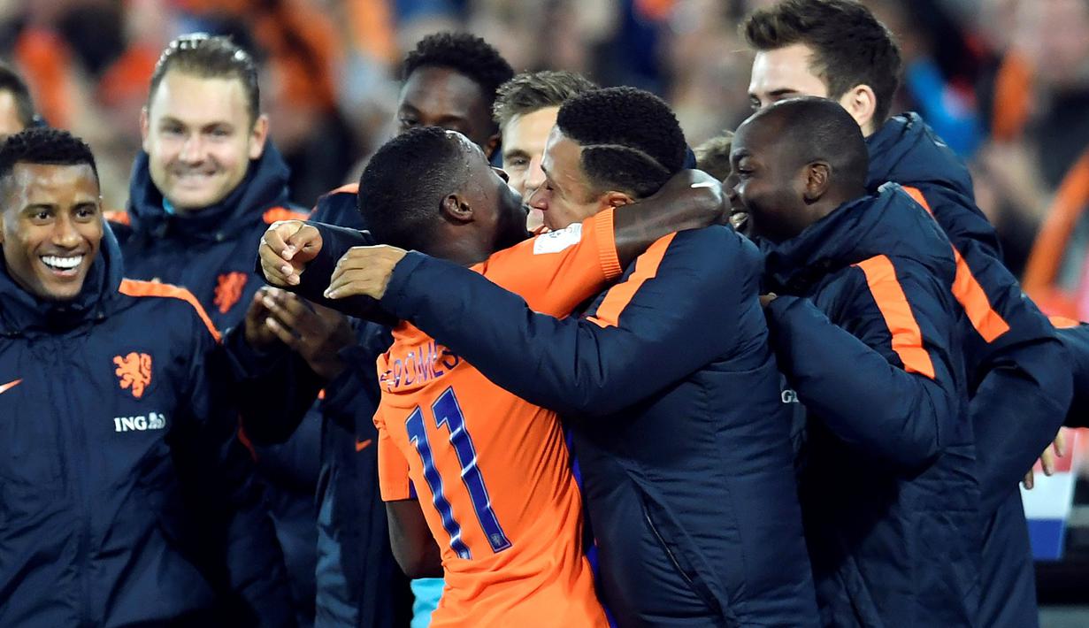 Selebrasi gol Quincy Promes  bersama official tim Belanda saat melawan Belarus pada kualifikasi Piala Dunia 2018 di Stadion De Kuip, Rotterdam. Belanda menang 4-1. (REUTERS/United Photos/Toussaint Kluiters)