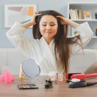 Rambut sebagian besar tersusun dari protein, sehingga kebutuhan protein harian sangat penting untuk menjaga pertumbuhan rambut tetap optimal. Saat tubuh kekurangan protein, rambut bisa menjadi rapuh, mudah patah, bahkan mengalami kerontokan. (foto/dok: freepik/stockking)