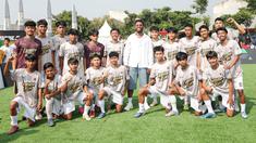 Legenda Liverpool, Daniel Sturridge melakukan coaching clinic eksklusif bersama komunitas sepak bola lokal yang diadakan oleh program Second Chance di Plaza dan Stadion Patriot Candrabhaga, Kota Bekasi, Minggu (29/3/2026) pagi. (Bola.com/Abdul Aziz)