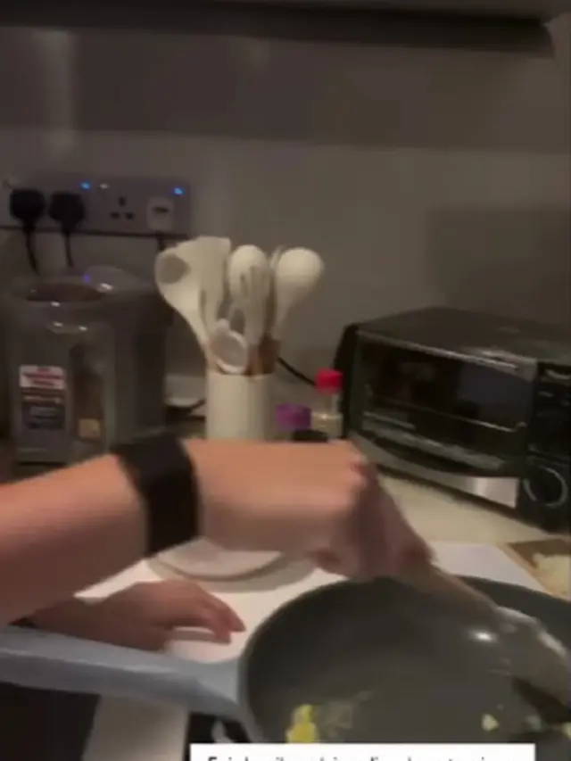 Dapur Nia Ramadhani di Singapura (Foto: Instagram @ramadhaniabakrie)
