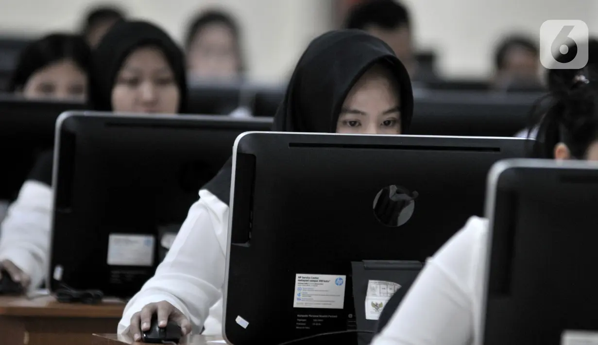 Ekspresi peserta saat mengikuti Seleksi Kompetensi Dasar (SKD) berbasis Computer Assisted Test (CAT) untuk CPNS Kementerian Agraria Tata Ruang/Badan Pertanahan Nasional (ATR/BPN) di Kantor BKN Regional V, Jakarta, Senin (27/1/2020). Seleksi berlangsung 27-31 Januari 2020. (merdeka.com/Iqbal Nugroho)