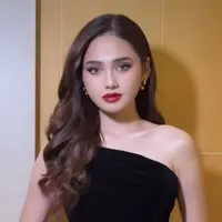 Gaya Glamor Syifa Hadju saat Kondangan yang memesona. [@vinkihanafi]