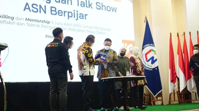 Lembaga Administasi Negara (LAN) menandatangani nota kesepahaman dengan Yayasan Pijar Masa Depan (Pijar Foundation) dalam pengembangan konsep digitalisasi birokrasi di Indonesia melalui program ASN Berpijar. (Dok Sinar Mas)
