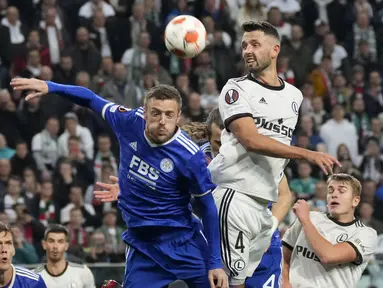 Penyerang Leicester City, Jamie Vardy berebut bola dengan bek Legia Warszawa Mateusz Wieteska pada matchday kedua Grup C Liga Europa 2021/2022 di Polish Army stadium, Kamis (31/9/2021). Leicester City kalah 0-1 di markas Legia Warszawa. (AP Photo/Czarek Sokolowski)