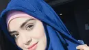 Coba lihat, dengan hijab biru dan dalamannya yang berwarna pink membuat wajah Vebby yang putih itu semakin terlihat merona. Meskipun tak mengenakan makeup yang berlebihan dan Vebby tetap tampil memesona. (Instagram/vebbypalwinta)