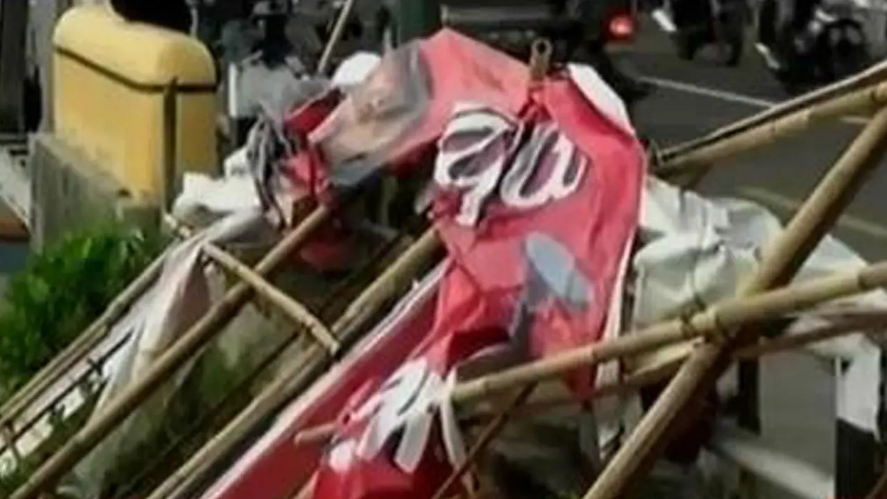  Baliho Kampanye Roboh