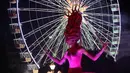 Kendaraan hias membawa patung raksasa berbentuk Ratu saat diarak pada parade karnaval Nice ke-135 di Nice, Prancis (16/2). (Valery Hache/AFP)