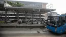 Bus Trasnjakarta melintas di dekat proyek revitalisasi di depan Stasiun Jakarta Kota, kawasan Kota Tua, Jakarta, Sabtu (23/7/2022). Pemprov DKI Jakarta menyatakan program revitalisasi di kawasan Kota Tua salah satunya bertujuan untuk meningkatkan aksesibilitas dengan mengintegrasikan beragam moda transportasi seperti kereta api, MRT, Transjakarta hingga angkutan perkotaan. (Liputan6.com/Faizal Fanani)