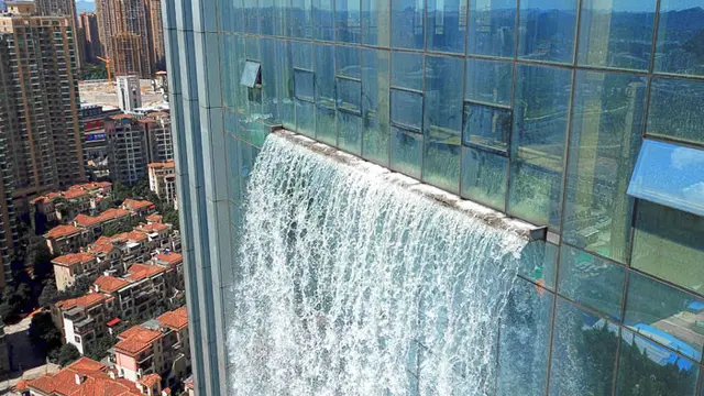 Air terjun dari gedung pencakar langit (foto: imaginechina)