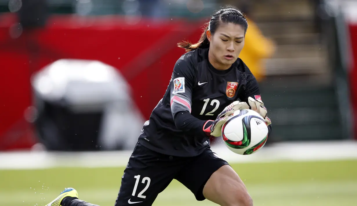 Wang Fei menangkap bola saat melawan Kamerun di babak 16 Piala Dunia Wanita 2015 di Stadion Commonwealth, Kanada. Foto diambil pada Senin (20/6/2015). Karena parasnya yang cantik, Wang Fei menjadi perbincangan dunia maya. (Reuters/ Michael Chow)