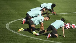 Penyerang Timnas Portugal Cristiano Ronaldo (tengah) menghadiri sesi latihan kualifikasi Piala Dunia 2022 zona Eropa melawan Irlandia di Cidade do Futebol, pinggiran Lisbon, Senin (30/8/2021). Portugal akan menjamu Irlandia di Estadio Algarve pada 2 September 2021. (PATRICIA DE MELO MOREIRA/AFP)