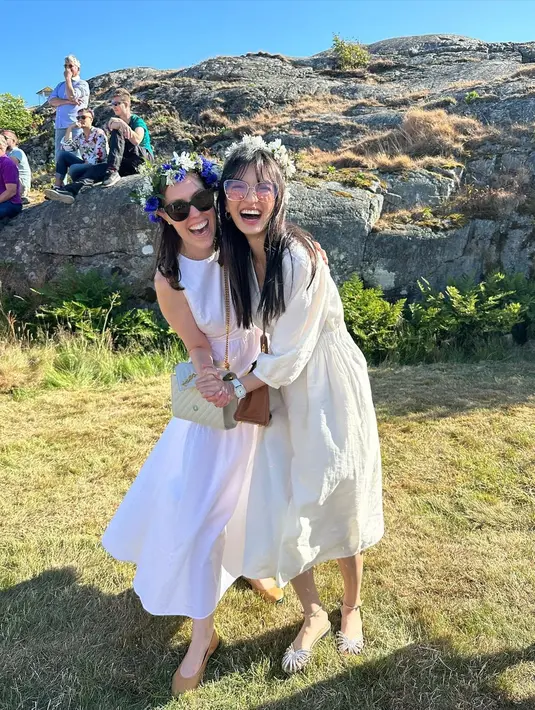 <p>Usai Swiss, kini ia tengah berada di Swedia sembari merayakan festival Midsommar bersama para sahabat. [Foto: IG/ralineshah].</p>