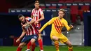 Gelandang Atletico Madrid Koke (kiri) berebut bola dengan gelandang Barcelona Frenkie De Jong pada pertandingan lanjutan La Liga Spanyol di stadion Wanda Metropolitano di Madrid, Spanyol, Sabtu (21/11/2020). Atletico menang tipis atas Barcelona 1-0. (AFP/Gabriel Bouys)