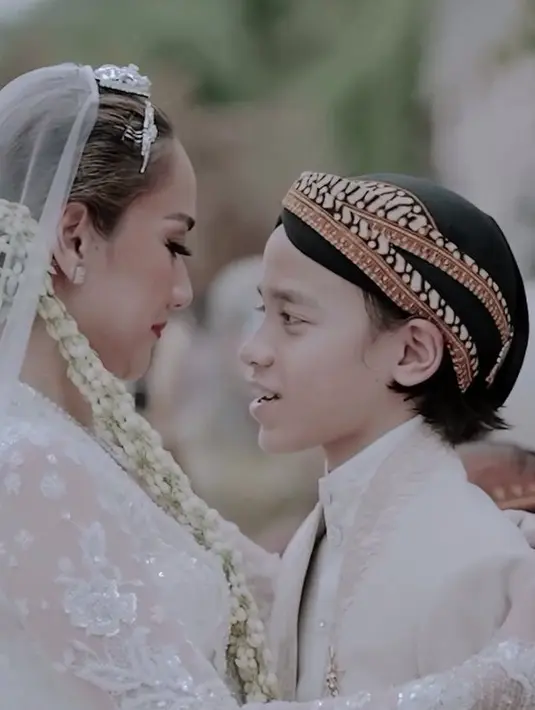 Sang anak tampak tersenyum melihat ibunya kembali menemukan cinta dalam hidupnya. [instagram.com/sellyraimantra]