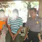 Kedua orangtua remaja yang hilang bersama polisi. (Liputan6.com/Eka Hakim)